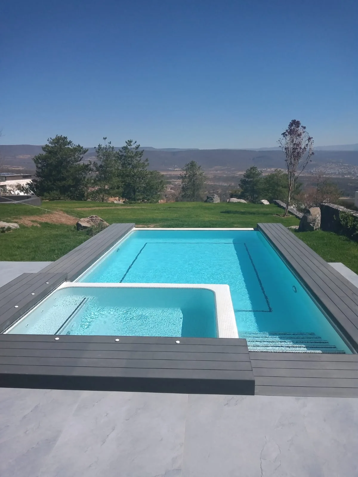 Piscina con spa y vista panorámica